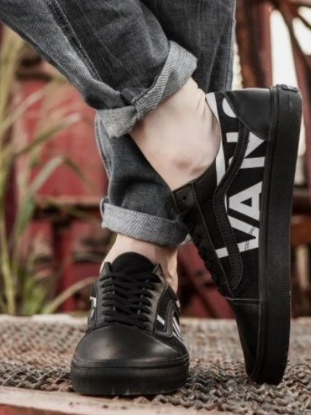 Vans Old Skool Black/White Women's Shoes Size 6 / Men's 4.5